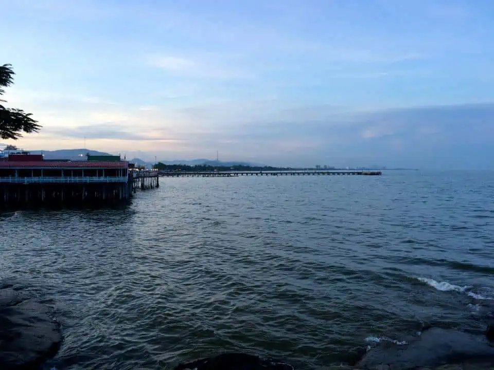 A picture of the ocean in Hua Hin, Thailand.