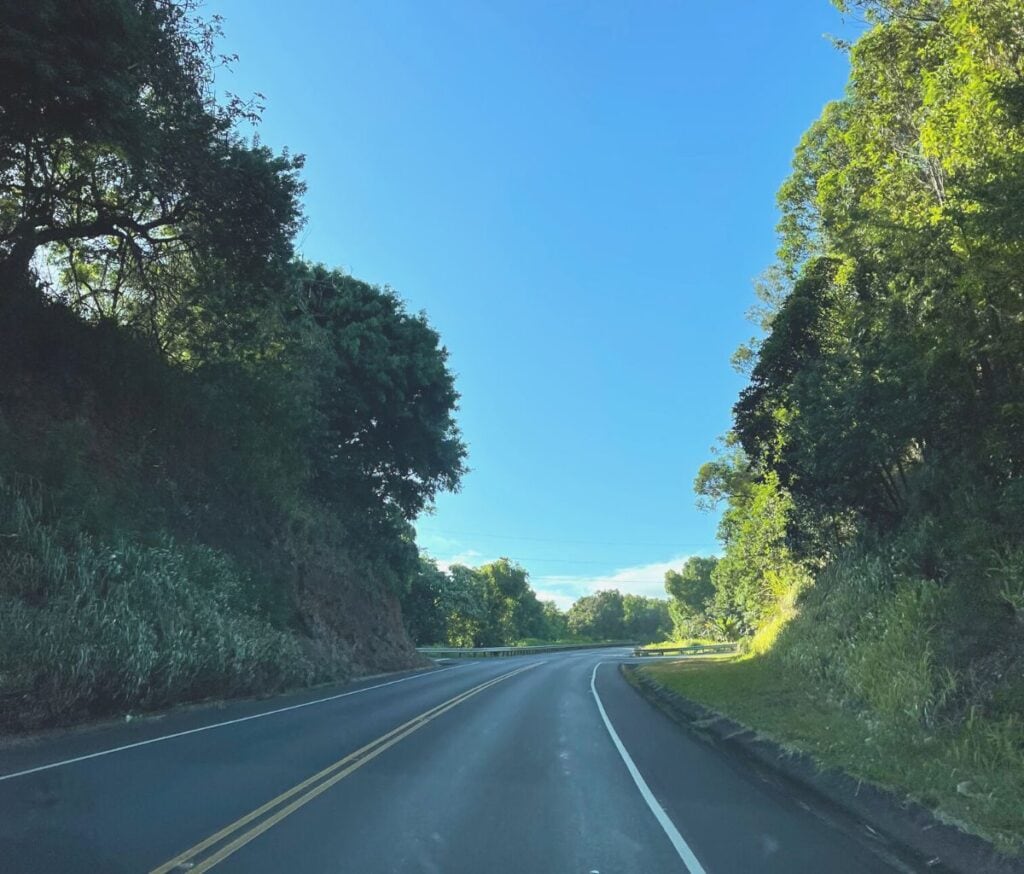 View of a road in Maui, taken when discovering how long to drive around Maui