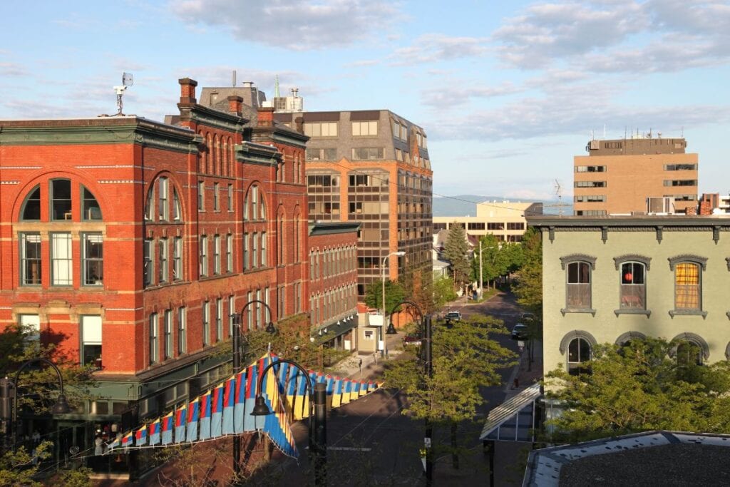 Burlington makes it to our list of best places to live in Ontario because it's home to the country's biggest botanical garden and is great all year long.