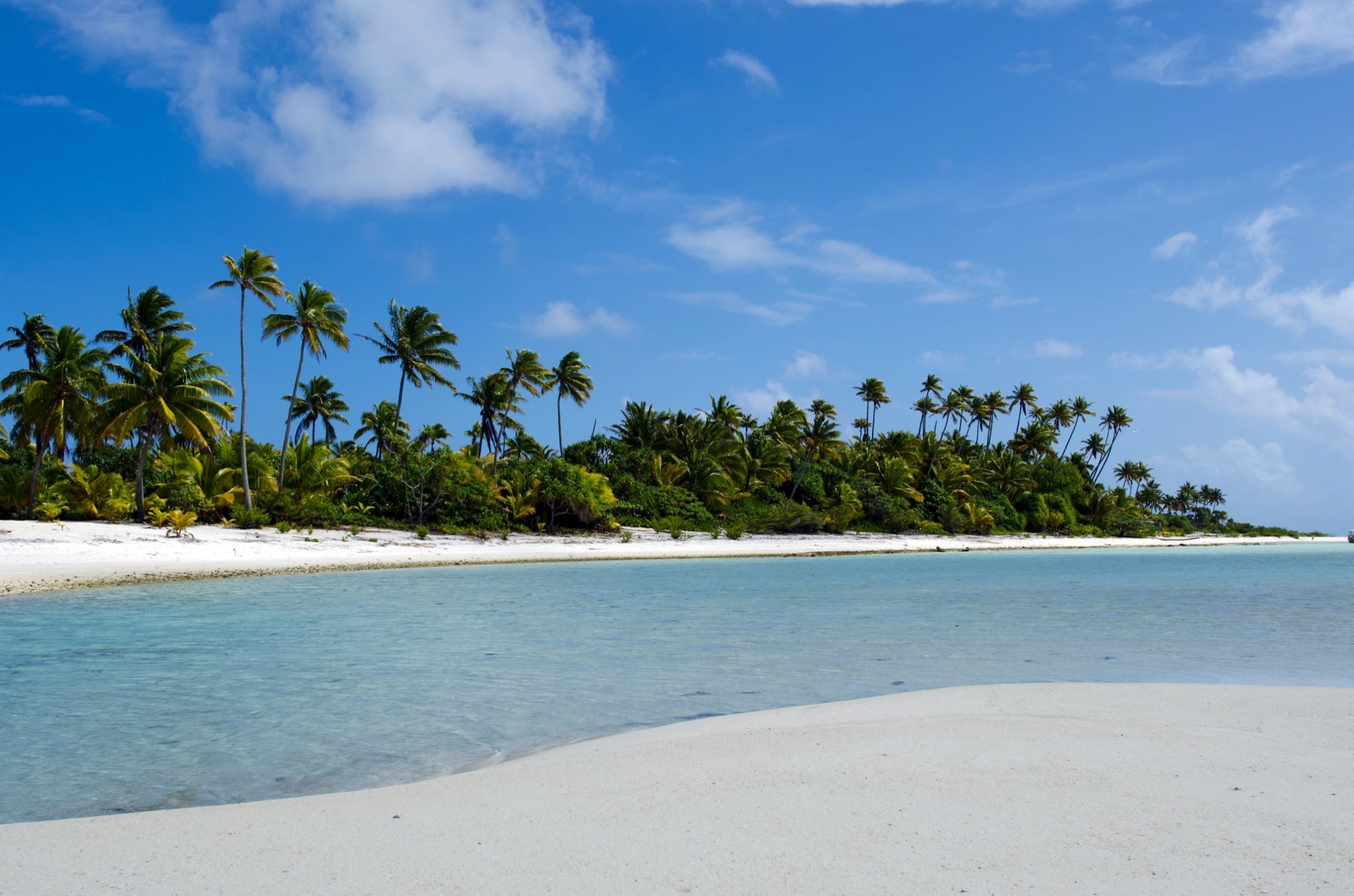 White sand and turquoise lagoon at Maina Island, Aitutaki, Cook Islands